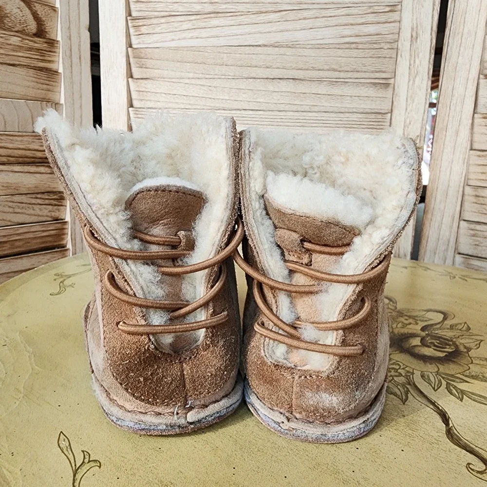 UGG Australia MEDIUM Baby Toddler 6 Tan Sheepskin Suede Boots Cozy Winter Fall